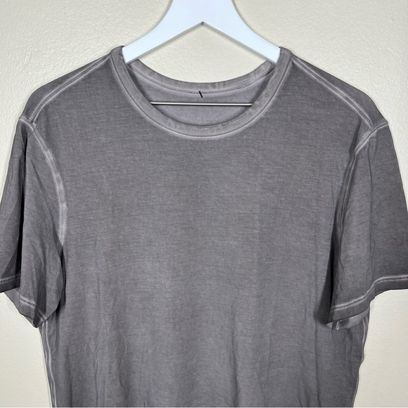 Lululemon Men’s 5 Year Basic Short Sleeve Tee Carbon Dust Sun Wash - Picture 2 of 8